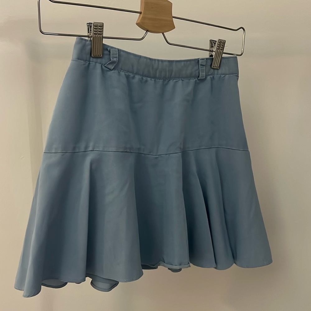 Falda azul en pliegues